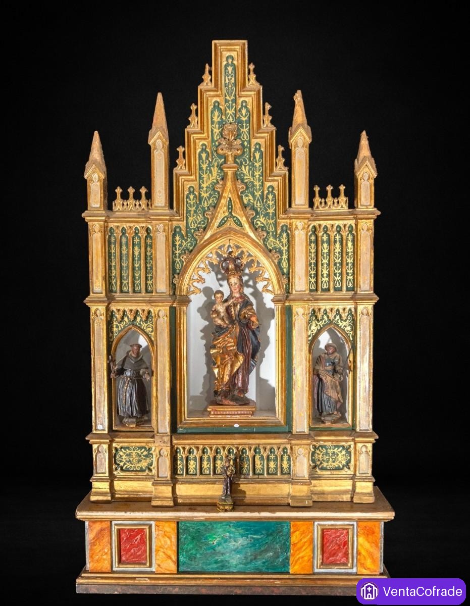 Retablo neogótico con Virgen de batalla siglos XVI-XVII y tallas antiguas - foto 1