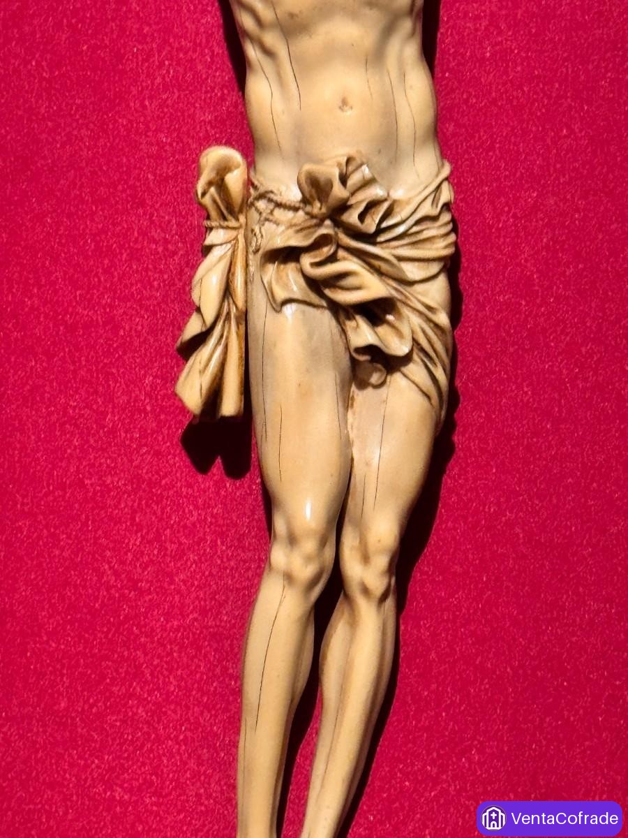 Cristo crucificado en composición policromada, ca. 1900, marco de 65 cm - foto 5