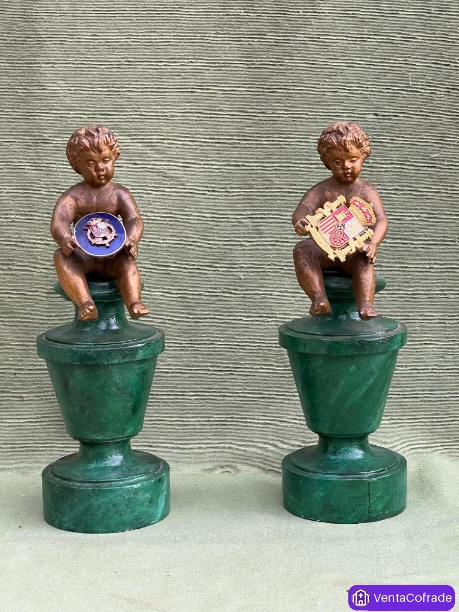 Pareja de putti antiguos en bronce patinado sobre bases de madera, finales del siglo XIX - foto 1