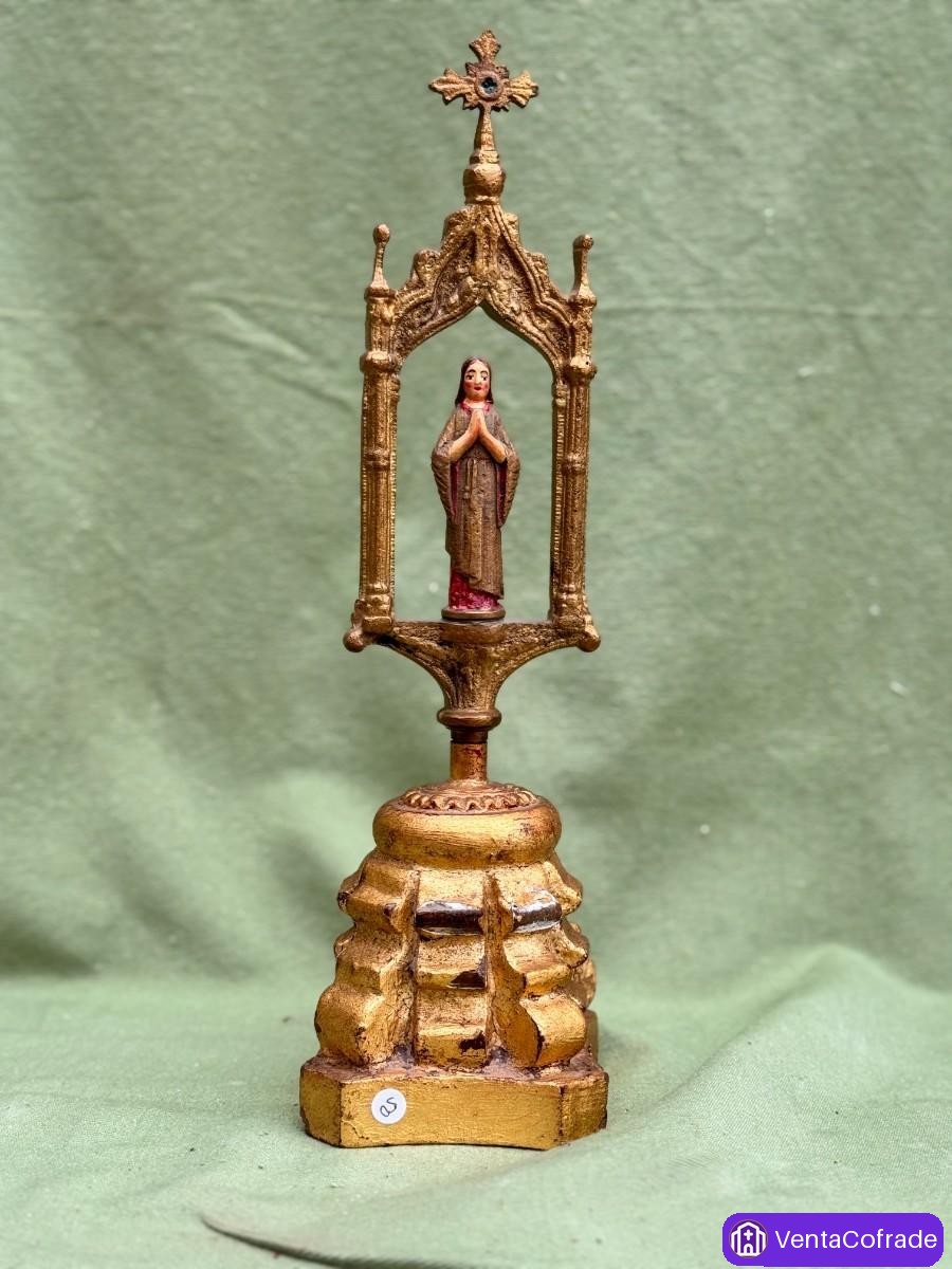 Altar devocional neogótico en bronce con Virgen orante, peana de madera, finales s. XVIII–XIX - foto 1