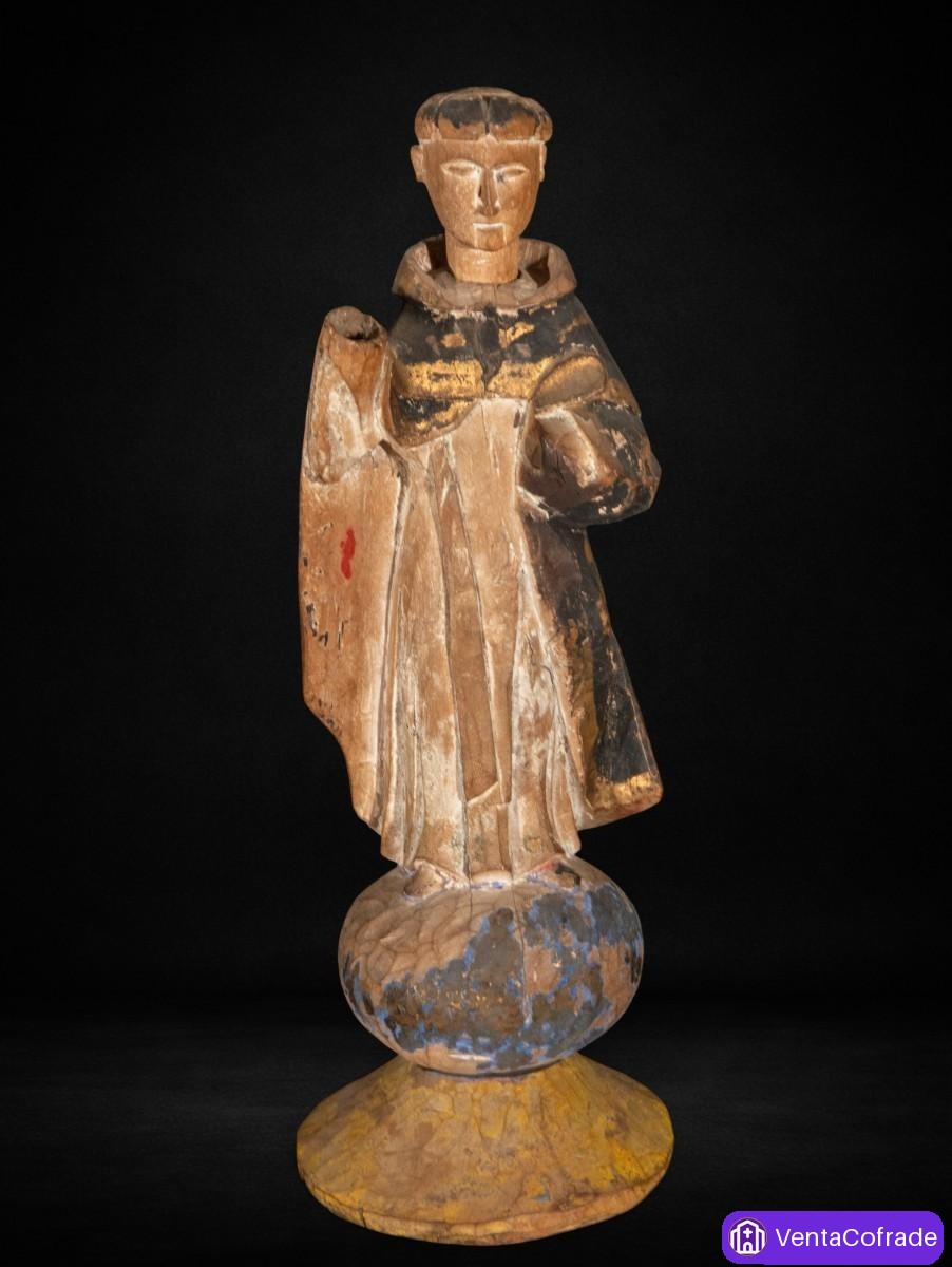 San Rafael Arcángel (atribución tradicional), talla en madera policromada, siglo XVII, con peana - foto 1