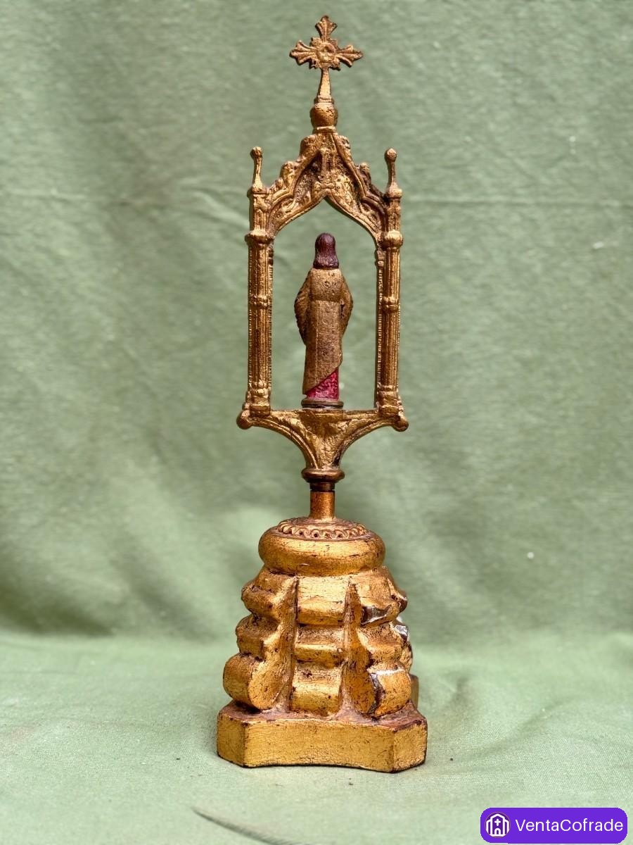 Altar devocional neogótico en bronce con Virgen orante, peana de madera, finales s. XVIII–XIX - foto 2