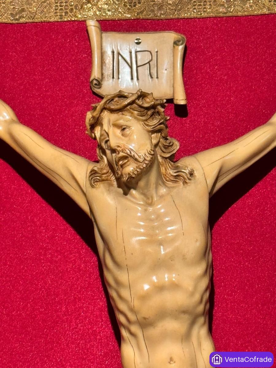 Cristo crucificado en composición policromada, ca. 1900, marco de 65 cm - foto 3