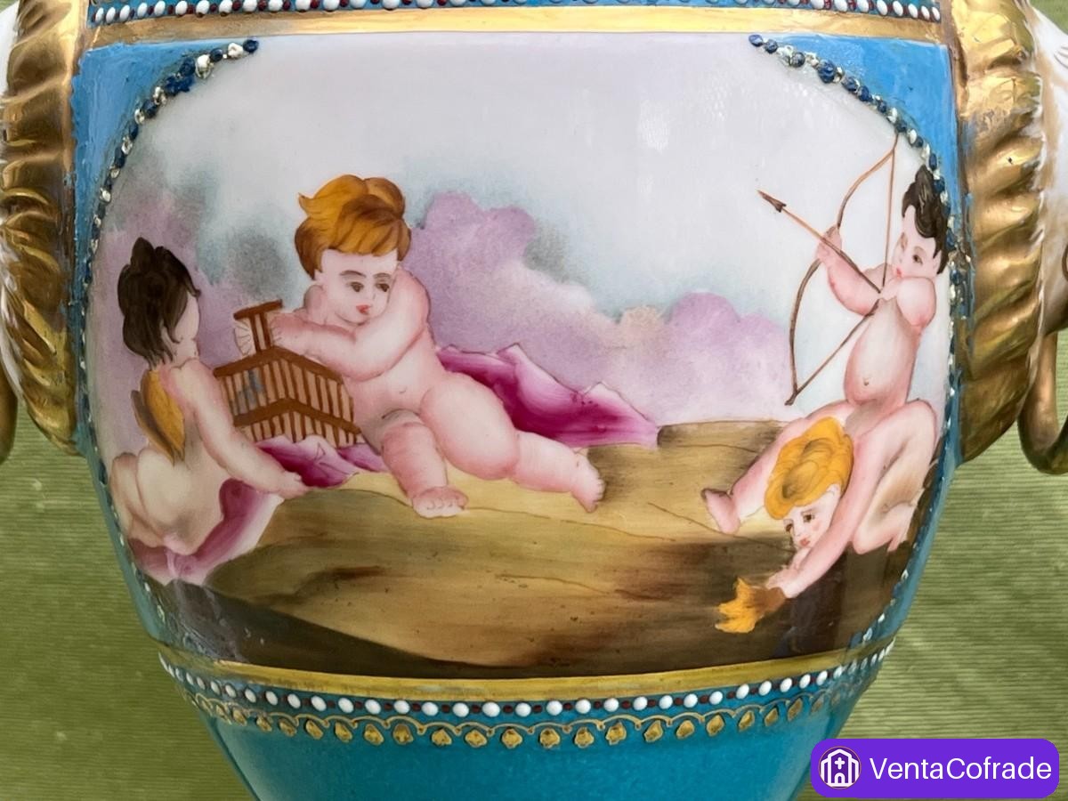 Pareja de jarrones neoclásicos decorativos con querubines y asas de león - foto 4