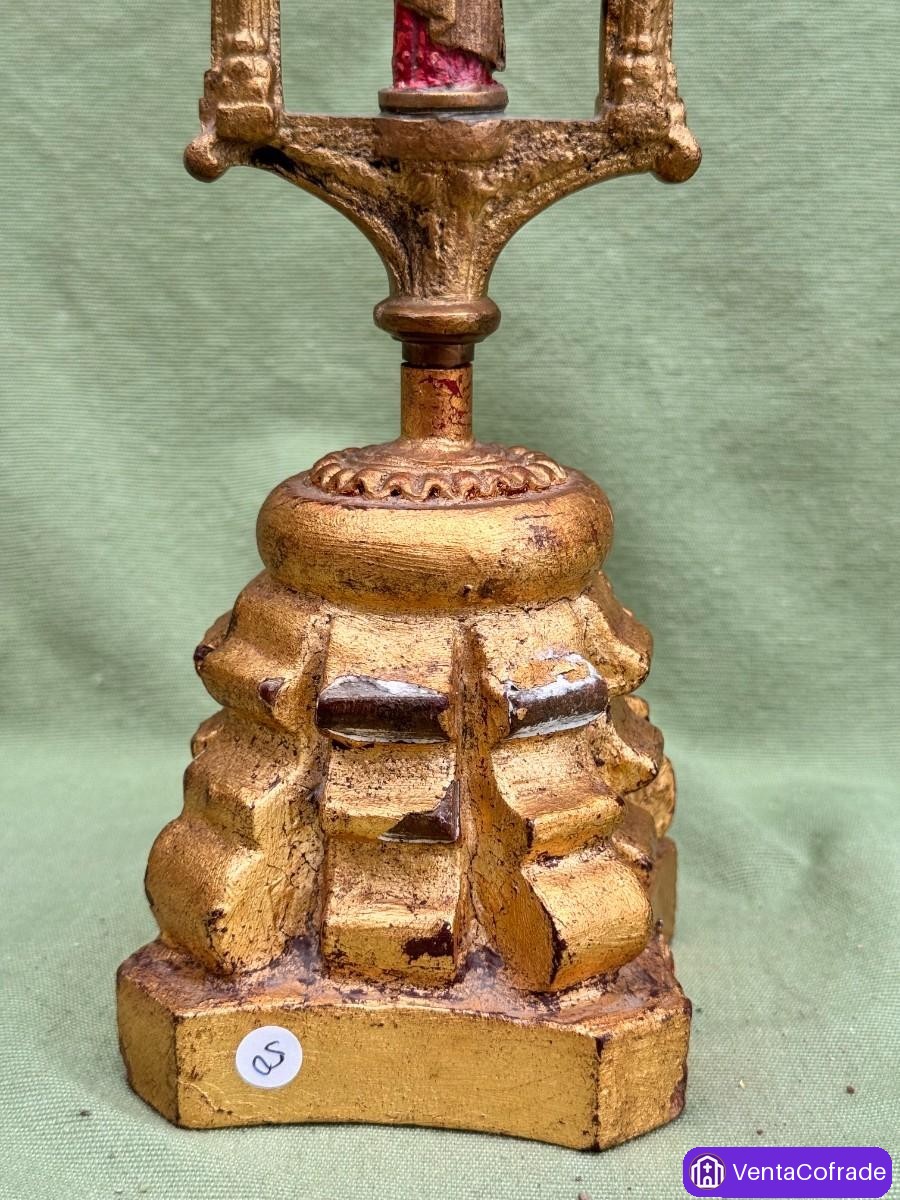 Altar devocional neogótico en bronce con Virgen orante, peana de madera, finales s. XVIII–XIX - foto 5