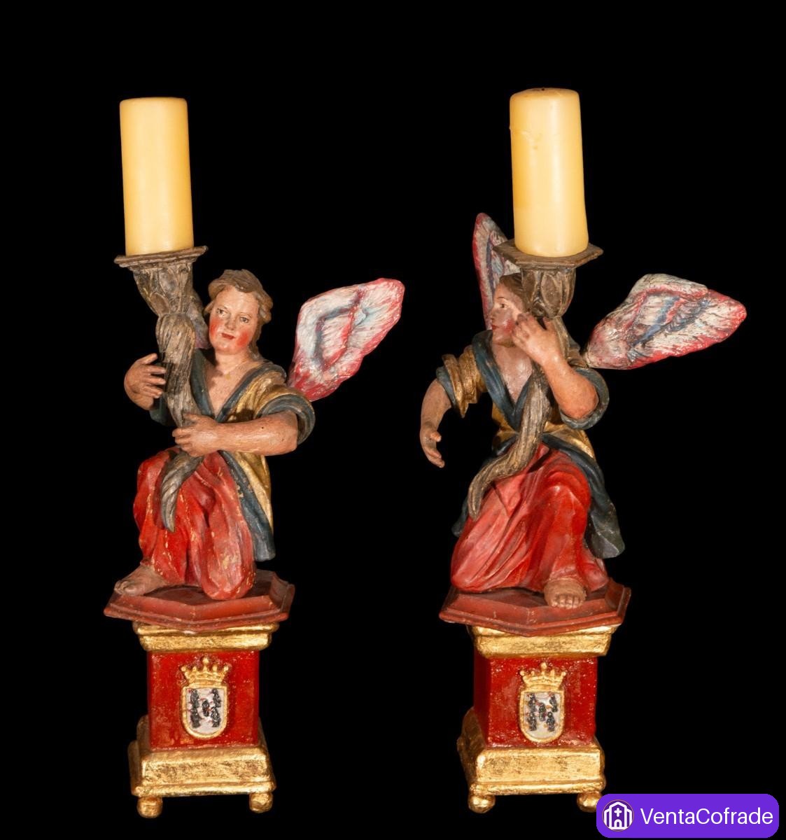 Pareja de ángeles torcheros barrocos en madera policromada, siglo XVIII - foto 3