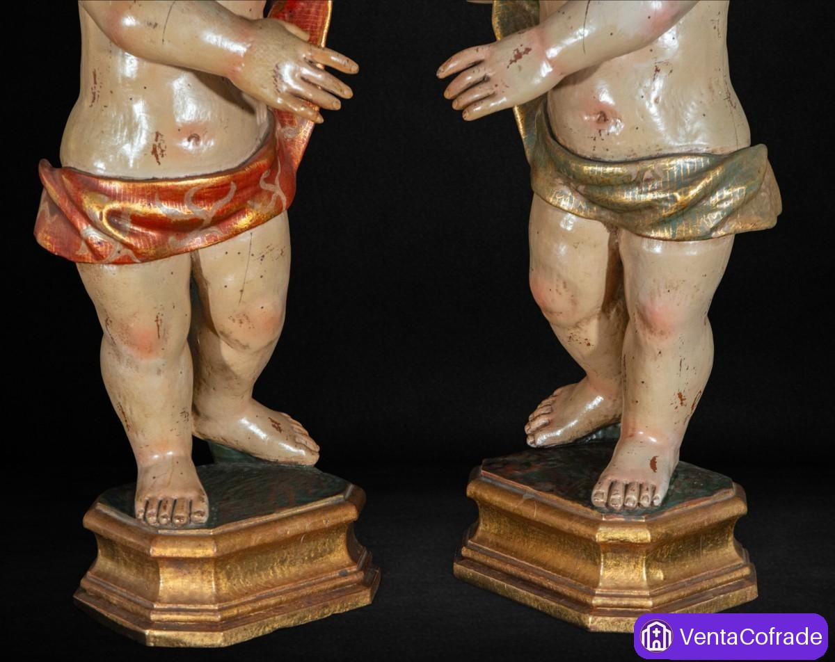 Pareja de putti en madera tallada policromada. Escuela española, siglo XIX - foto 3