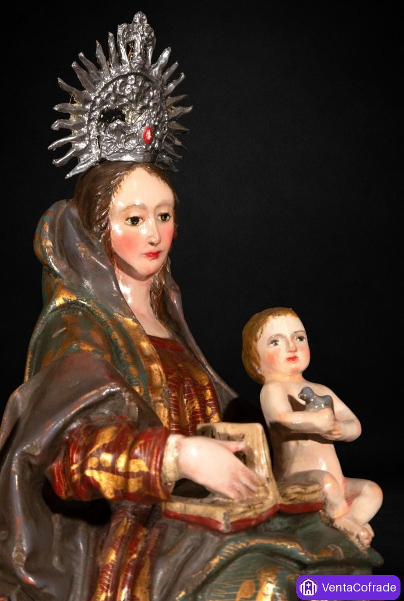 Virgen con Niño de Arte Martínez en madera policromada y dorada - foto 3