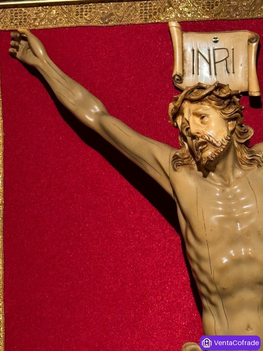 Cristo crucificado en composición policromada, ca. 1900, marco de 65 cm - foto 4