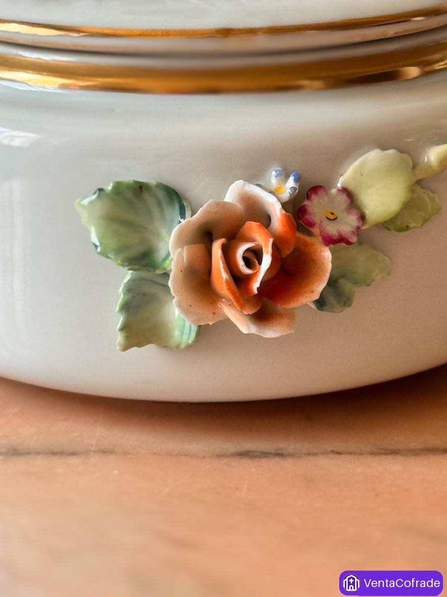 Caja de porcelana portuguesa Foz con querubín y flores en relieve – Años 50 - foto 5