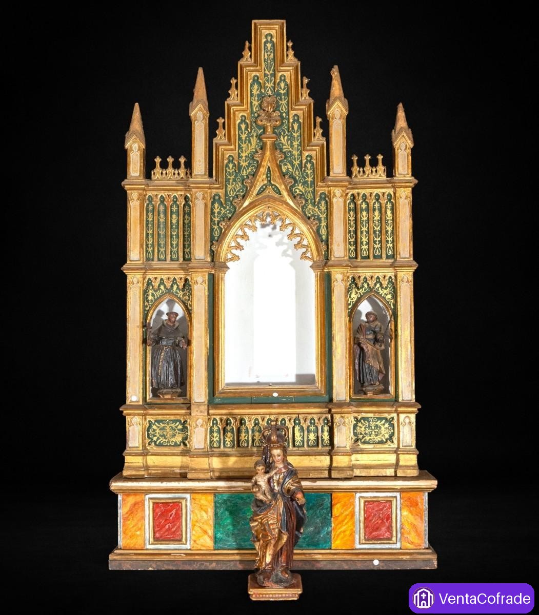 Retablo neogótico con Virgen de batalla siglos XVI-XVII y tallas antiguas - foto 2
