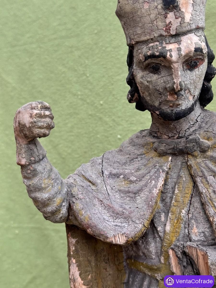 Escultura religiosa española antigua en madera policromada con peana, obispo con demonio - foto 6