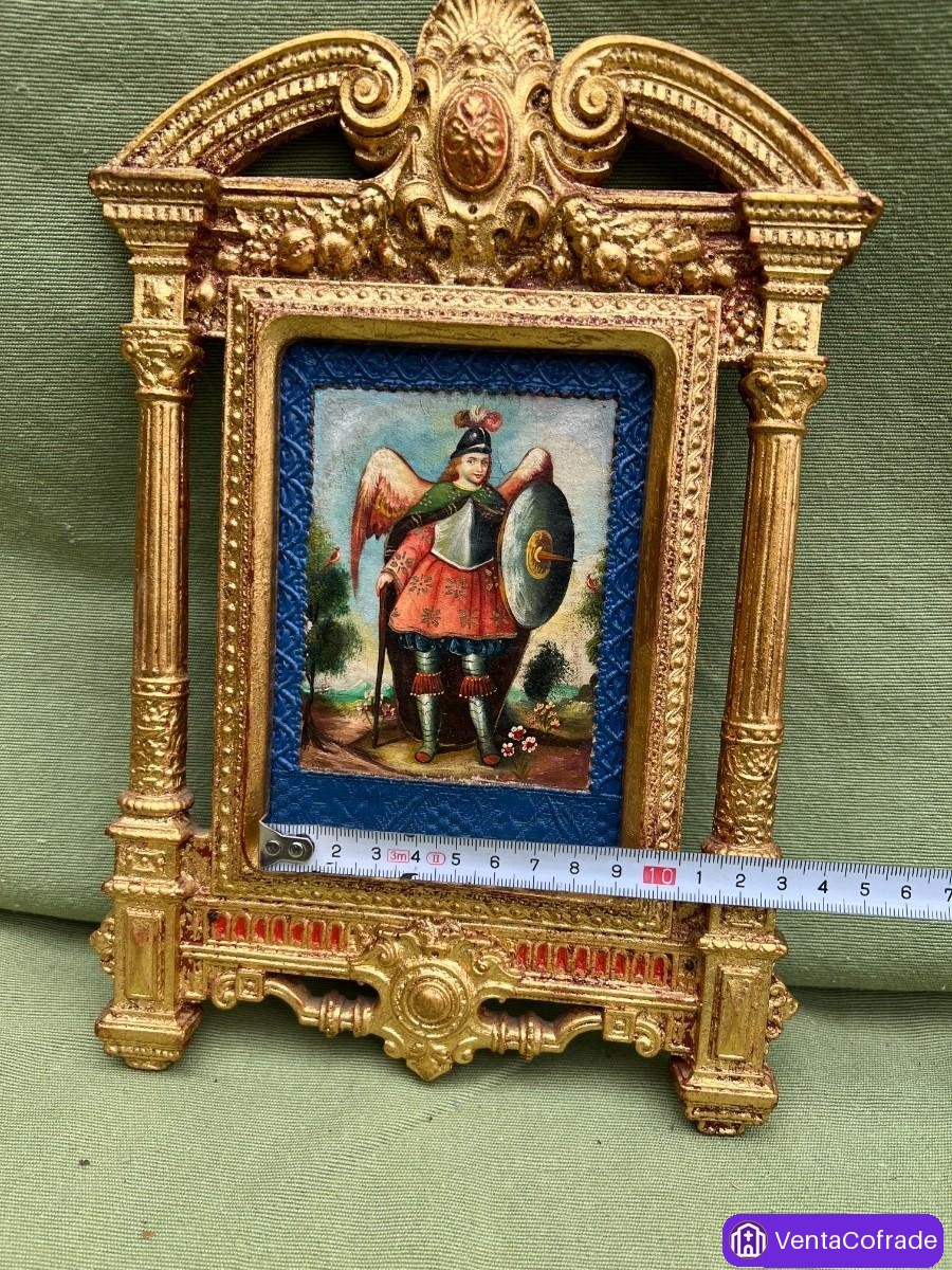 San Miguel Arcángel – Retablo devocional dorado con pintura sobre tabla, s. XIX / principios s. XX - foto 6