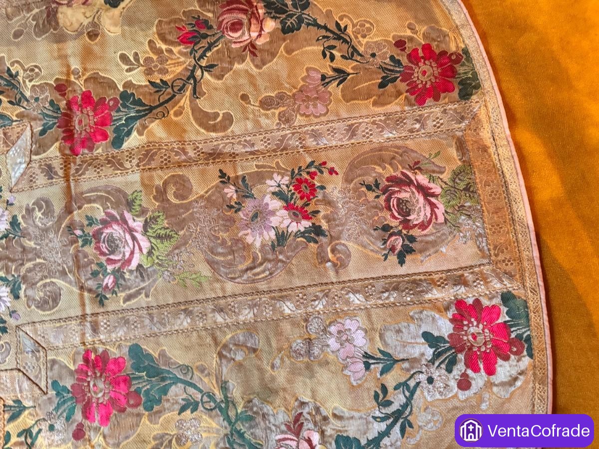 Casulla barroca española seda brocada bordada oro flores IHS escuela sevillana siglo XVIII - foto 4