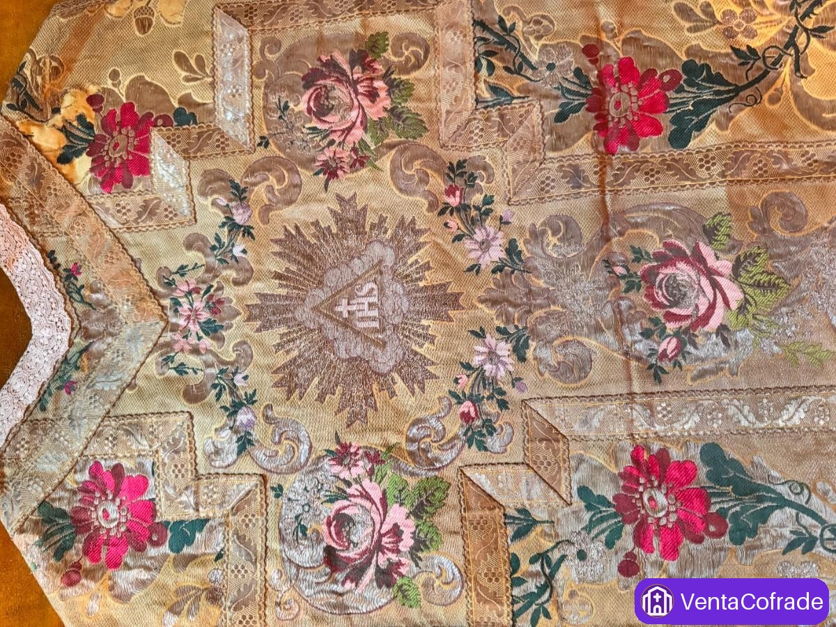 Casulla barroca española seda brocada bordada oro flores IHS escuela sevillana siglo XVIII - foto 3