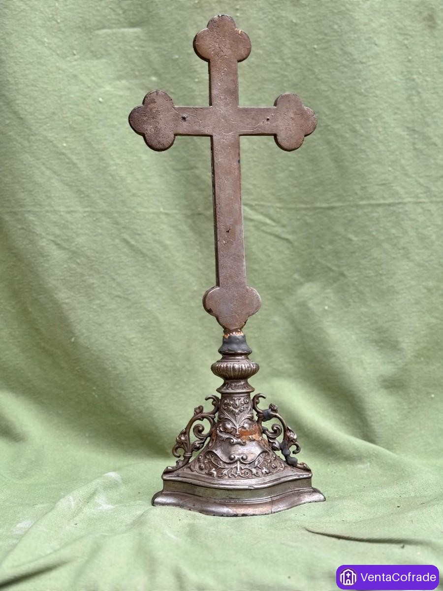 Cruz de altar barroca en metal repujado, finales del siglo XVIII – principios del XIX - foto 2