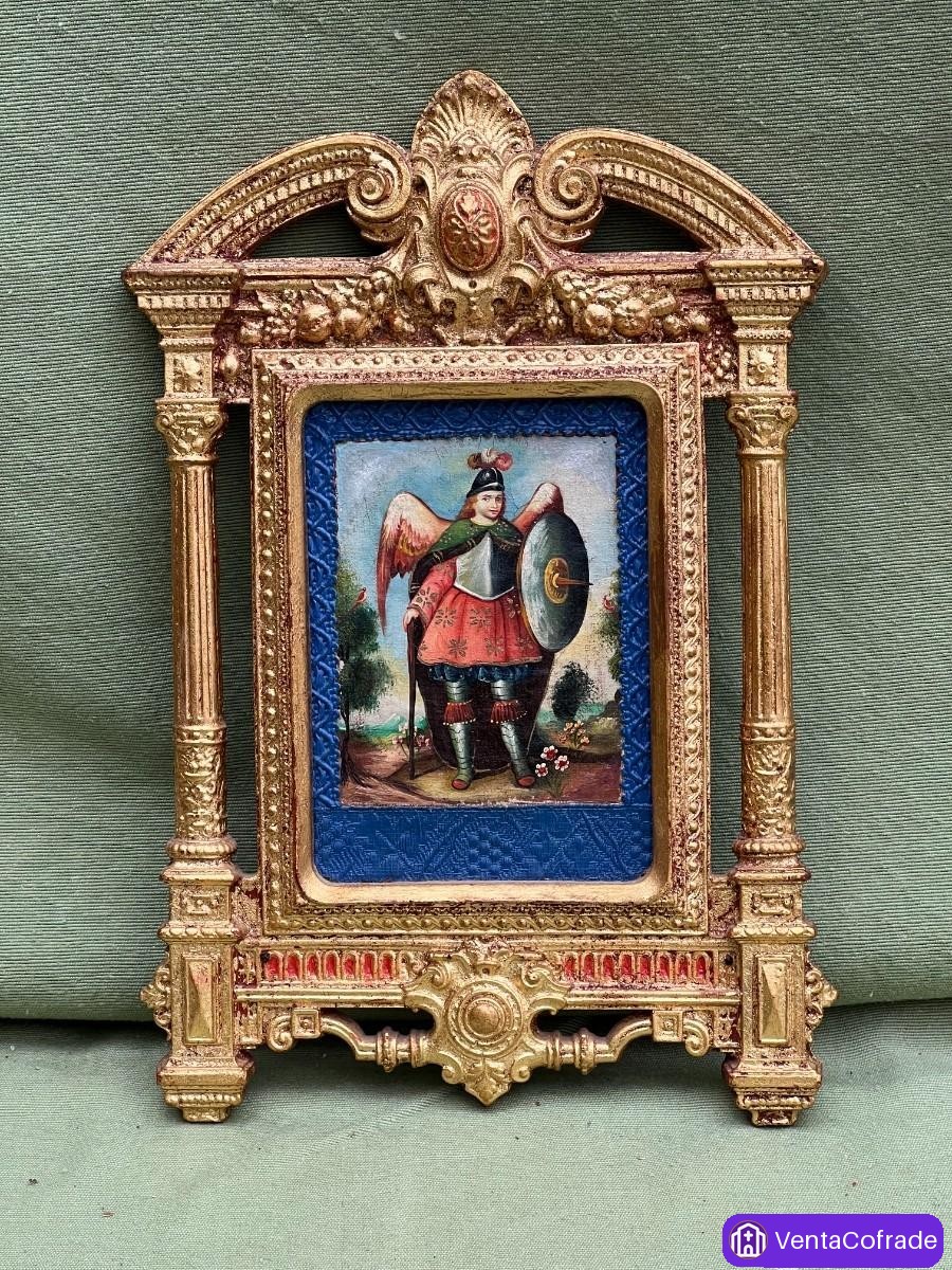 San Miguel Arcángel – Retablo devocional dorado con pintura sobre tabla, s. XIX / principios s. XX - foto 1
