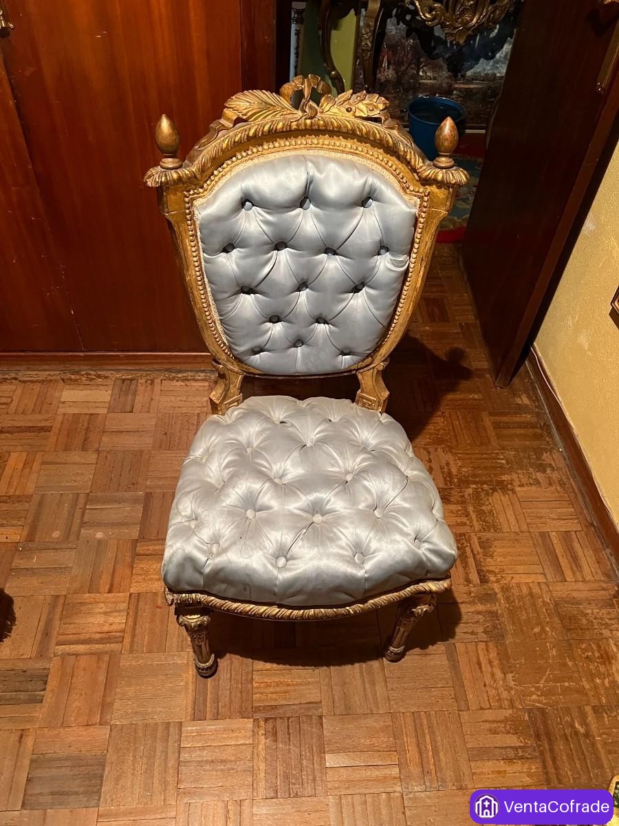 Silla isabelina original siglo XIX en madera dorada tallada y tapizada en capitoné gris perla - foto 3