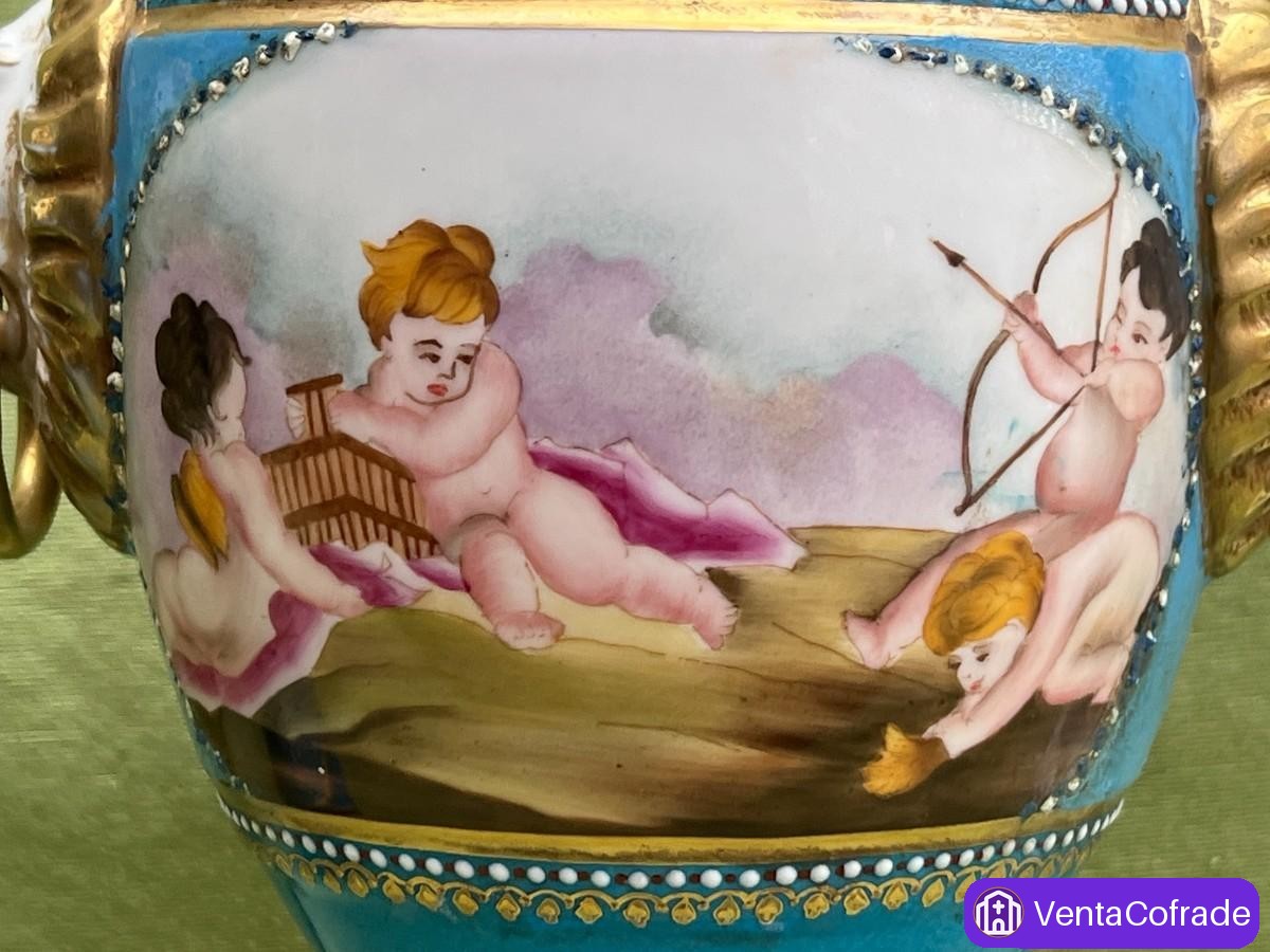 Pareja de jarrones neoclásicos decorativos con querubines y asas de león - foto 3