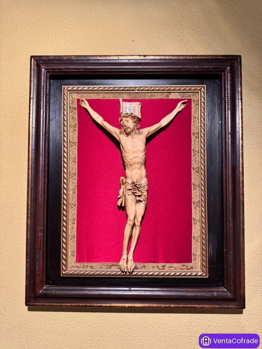 Cristo crucificado en composición policromada, ca. 1900, marco de 65 cm - foto 1