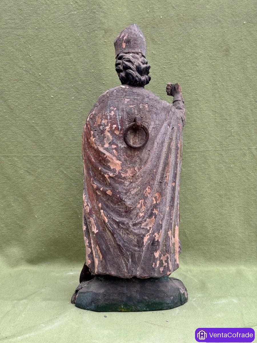Escultura religiosa española antigua en madera policromada con peana, obispo con demonio - foto 3