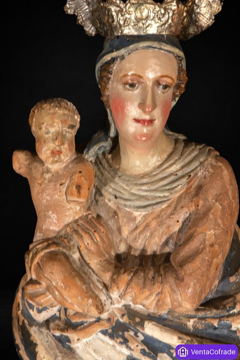 Virgen con Niño en madera policromada, tradición renacentista, hacia 1600 - foto 4