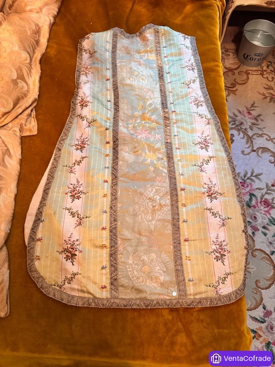 Casulla en seda brocada con decoración floral, España, siglo XVIII - foto 4