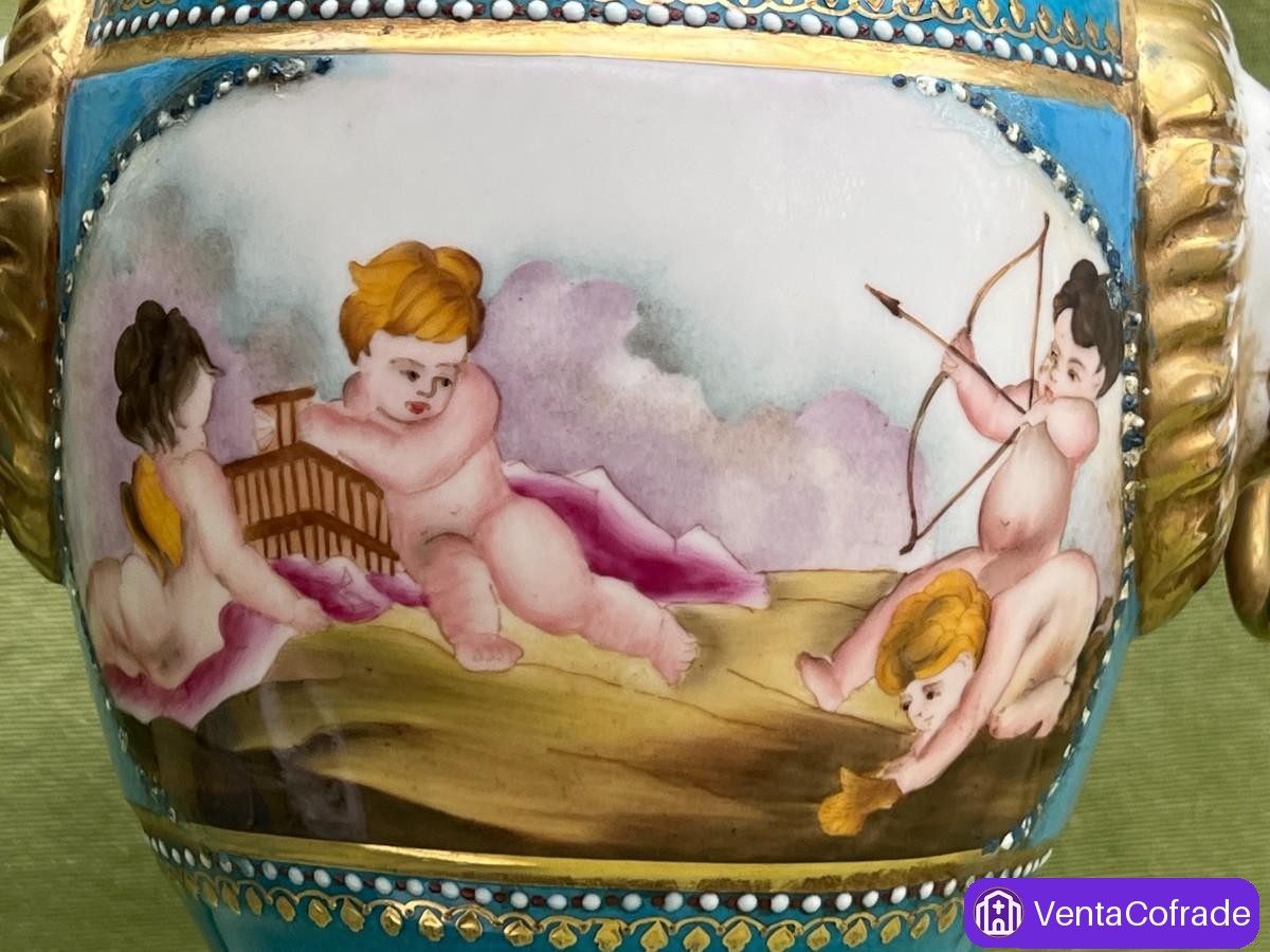 Pareja de jarrones neoclásicos decorativos con querubines y asas de león - foto 5