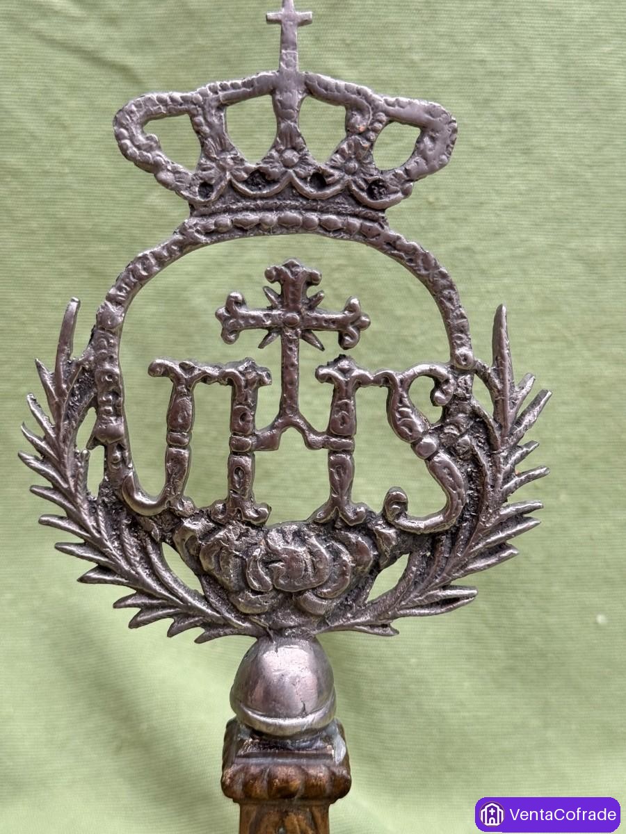 Pareja de insignias devocionales en bronce con Niño Jesús y anagrama IHS, siglo XIX - foto 4