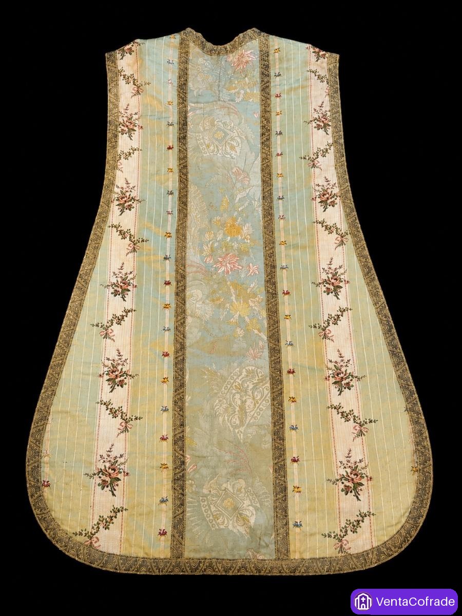 Casulla en seda brocada con decoración floral, España, siglo XVIII - foto 1