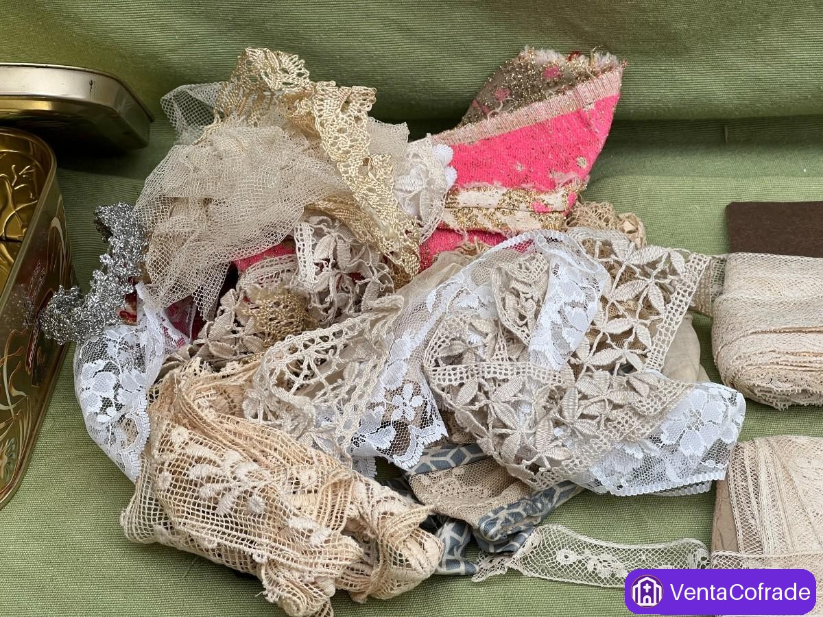 Lote Encaje Antiguo Variado en Caja Metálica - foto 5