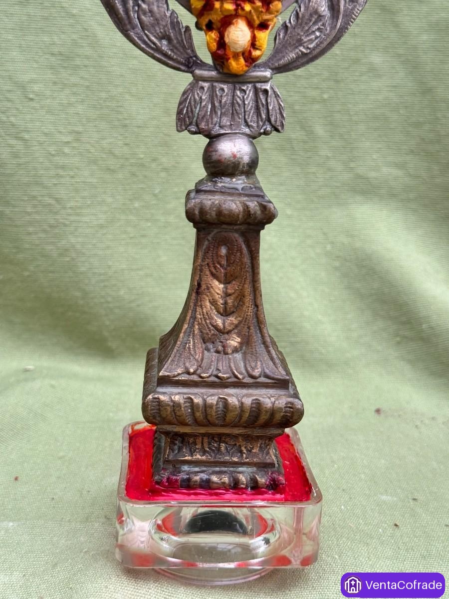 Pareja de insignias devocionales en bronce con Niño Jesús y anagrama IHS, siglo XIX - foto 5