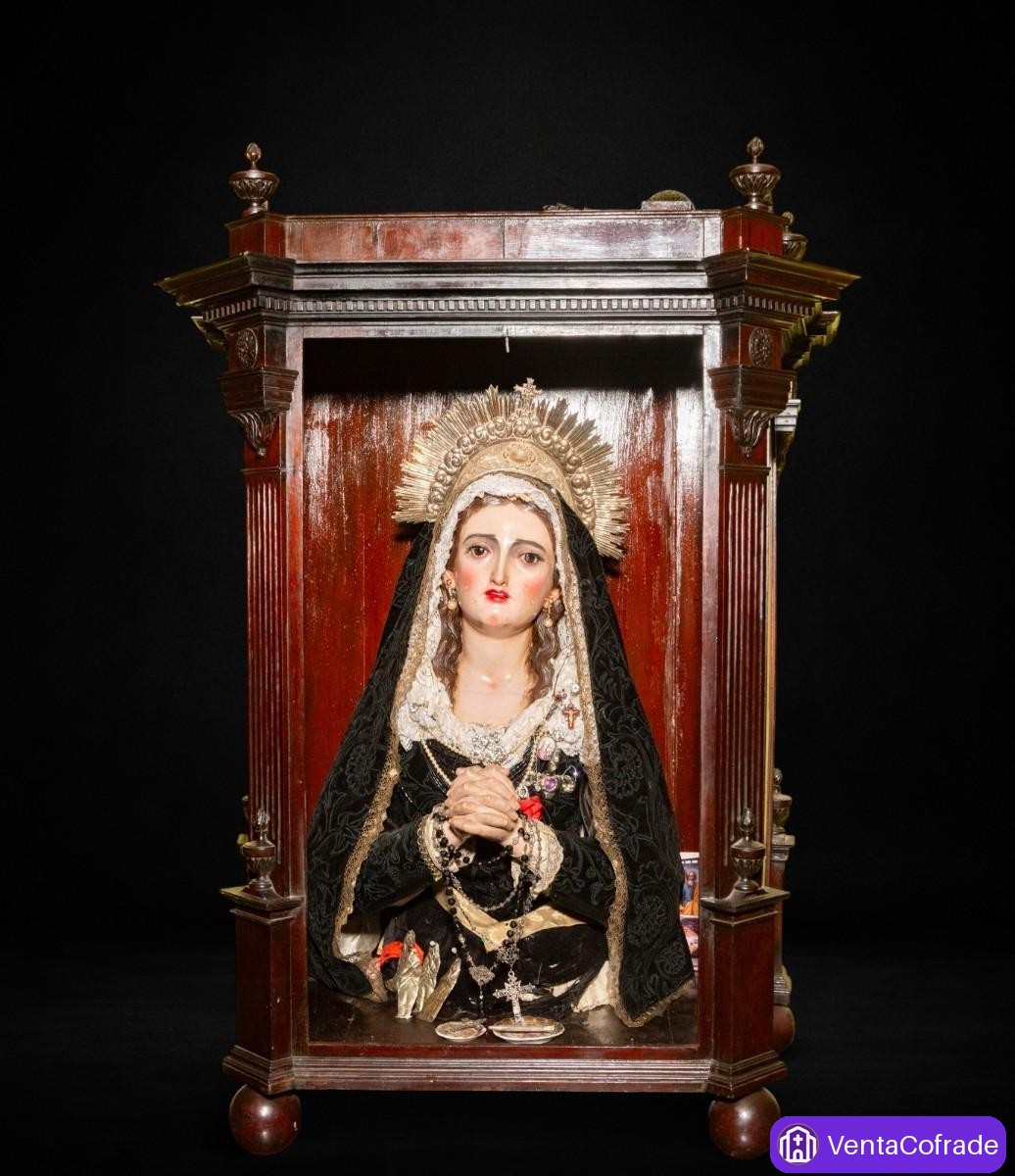 Virgen Dolorosa escuela andaluza, madera policromada con corona de plata s. XVIII y vitrina - foto 1