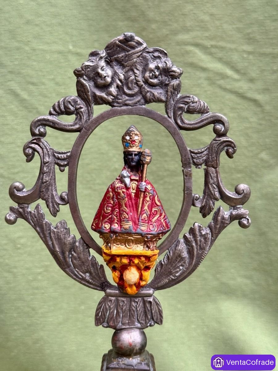 Pareja de insignias devocionales en bronce con Niño Jesús y anagrama IHS, siglo XIX - foto 3