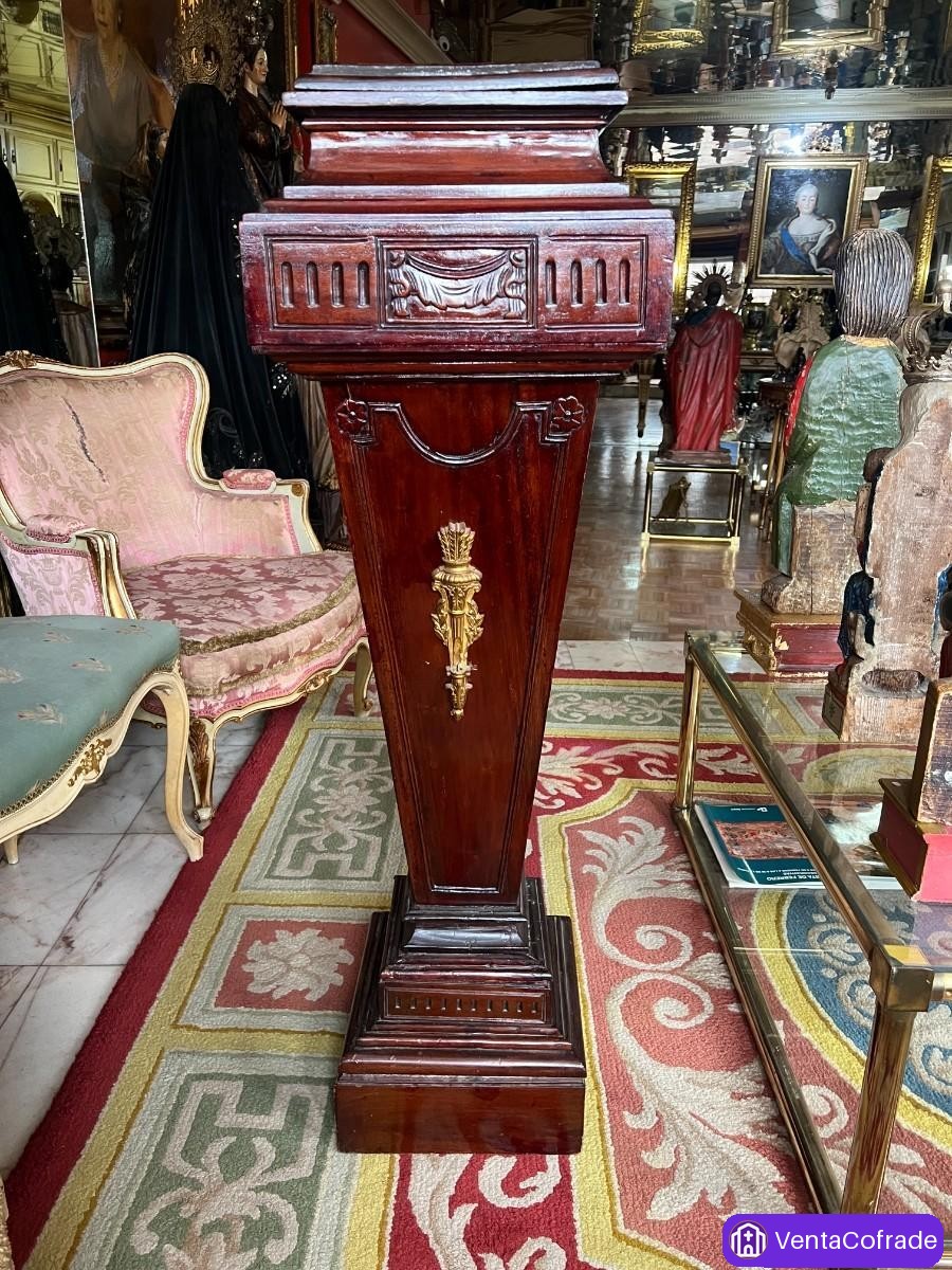 Pedestal antiguo de madera maciza estilo neoclásico, columna expositora para escultura S XIX - foto 1