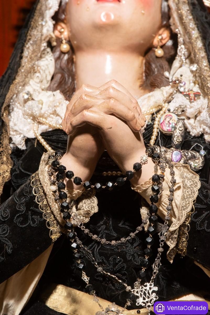 Virgen Dolorosa escuela andaluza, madera policromada con corona de plata s. XVIII y vitrina - foto 3