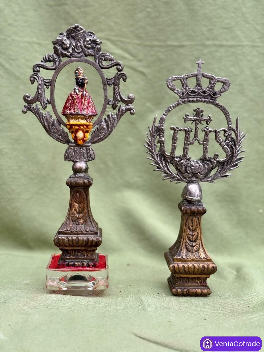 Pareja de insignias devocionales en bronce con Niño Jesús y anagrama IHS, siglo XIX - foto 1