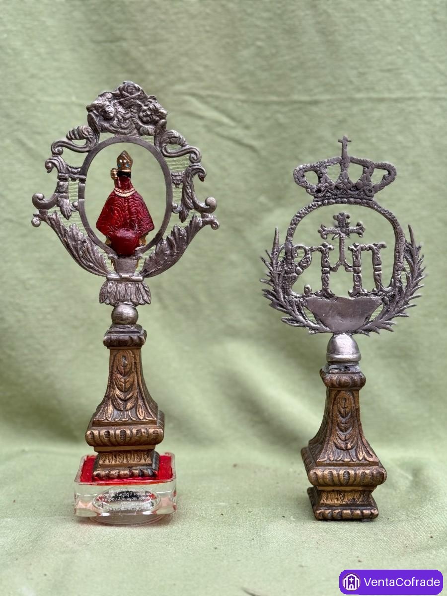 Pareja de insignias devocionales en bronce con Niño Jesús y anagrama IHS, siglo XIX - foto 2
