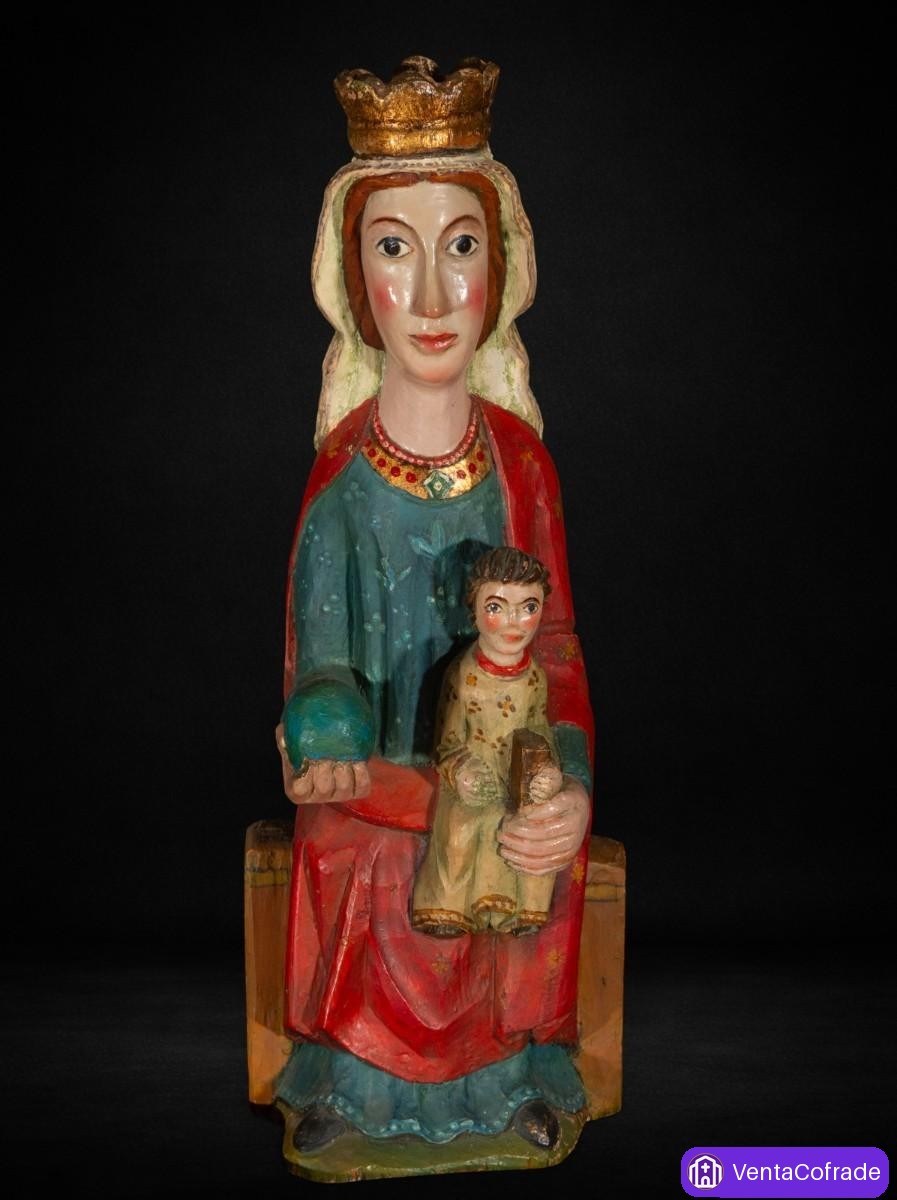 Virgen con el Niño en trono estilo Románico, talla policromada siglo XX - foto 1