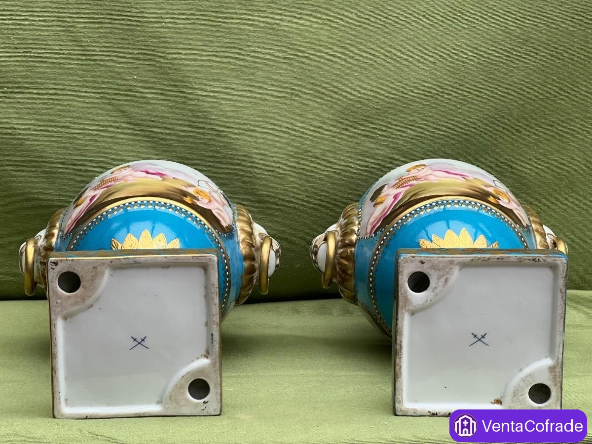 Pareja de jarrones neoclásicos decorativos con querubines y asas de león - foto 2