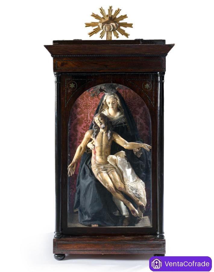 Cristo Yacente siglo XVII y Dolorosa siglo XIX en urna devocional de madera - foto 1