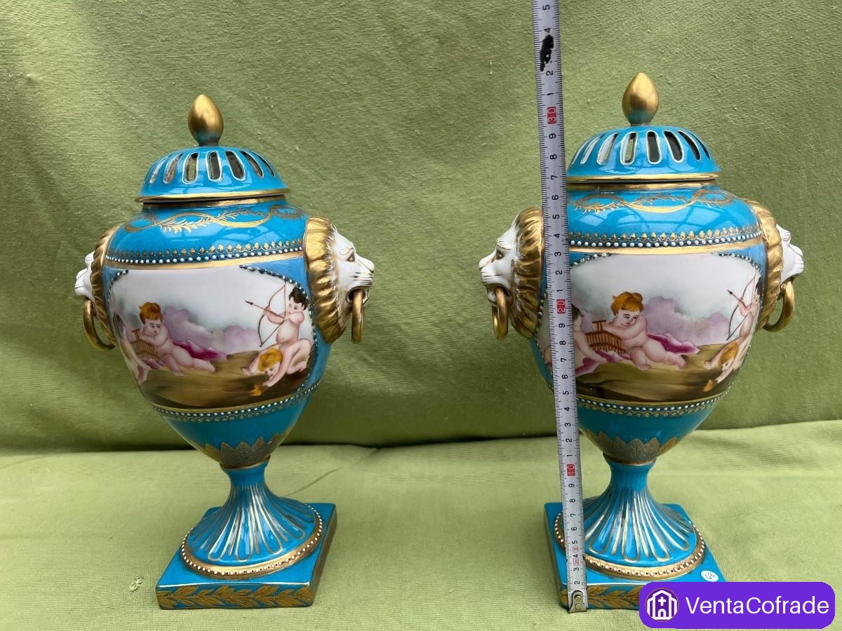 Pareja de jarrones neoclásicos decorativos con querubines y asas de león - foto 1