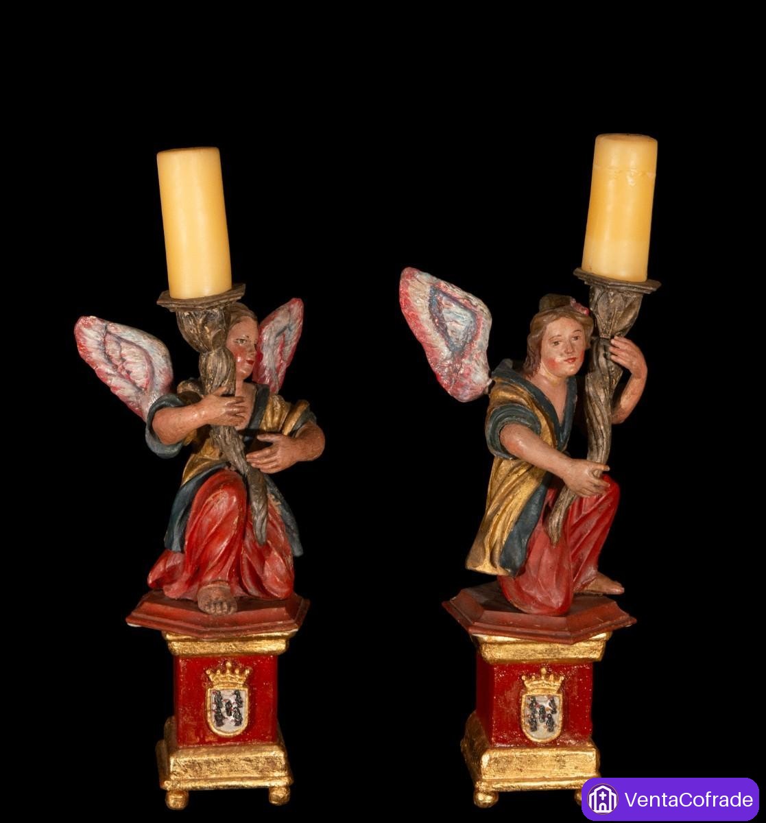 Pareja de ángeles torcheros barrocos en madera policromada, siglo XVIII - foto 2