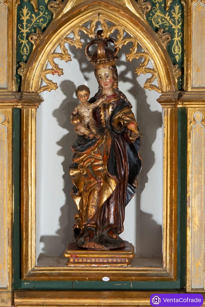 Retablo neogótico con Virgen de batalla siglos XVI-XVII y tallas antiguas - foto 3