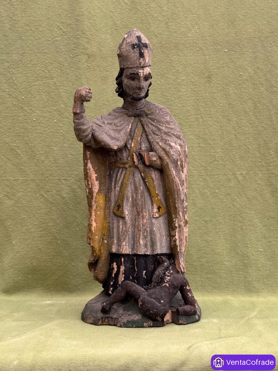 Escultura religiosa española antigua en madera policromada con peana, obispo con demonio - foto 1