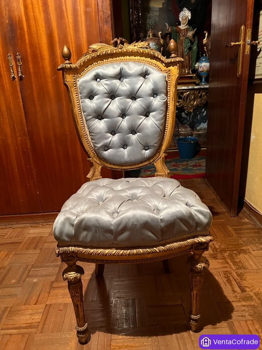 Silla isabelina original siglo XIX en madera dorada tallada y tapizada en capitoné gris perla - foto 2