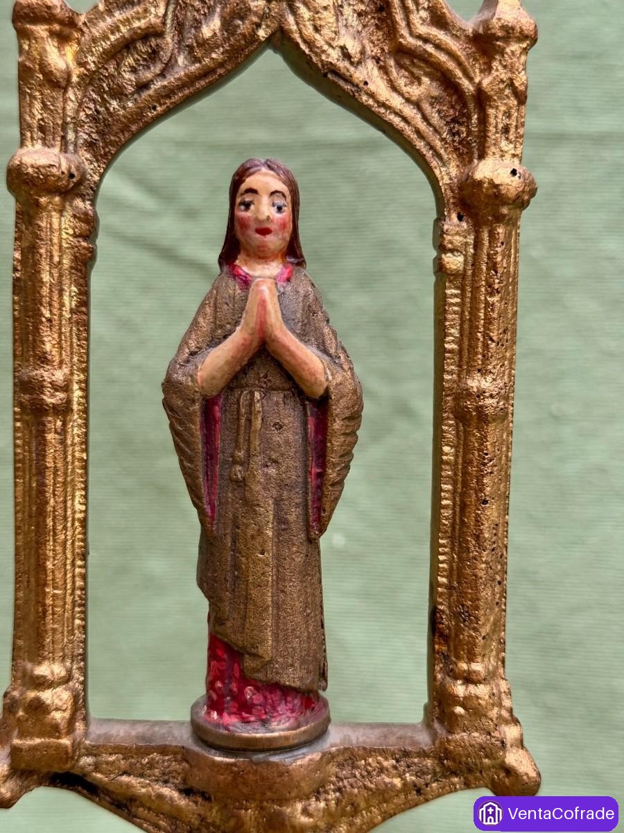 Altar devocional neogótico en bronce con Virgen orante, peana de madera, finales s. XVIII–XIX - foto 3