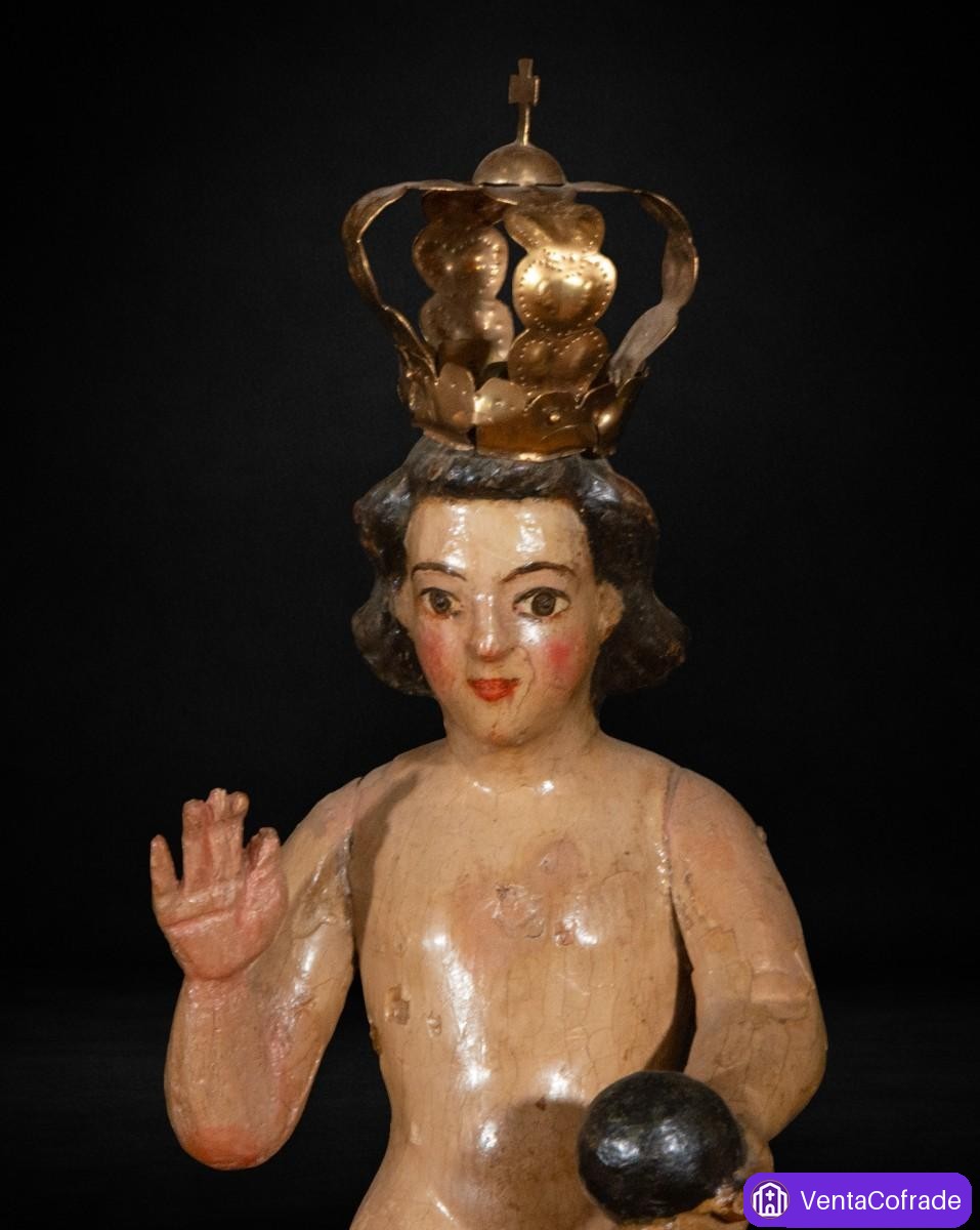 Niño Jesús Salvador del Mundo en madera policromada, siglo XVII, 37 cm - foto 2
