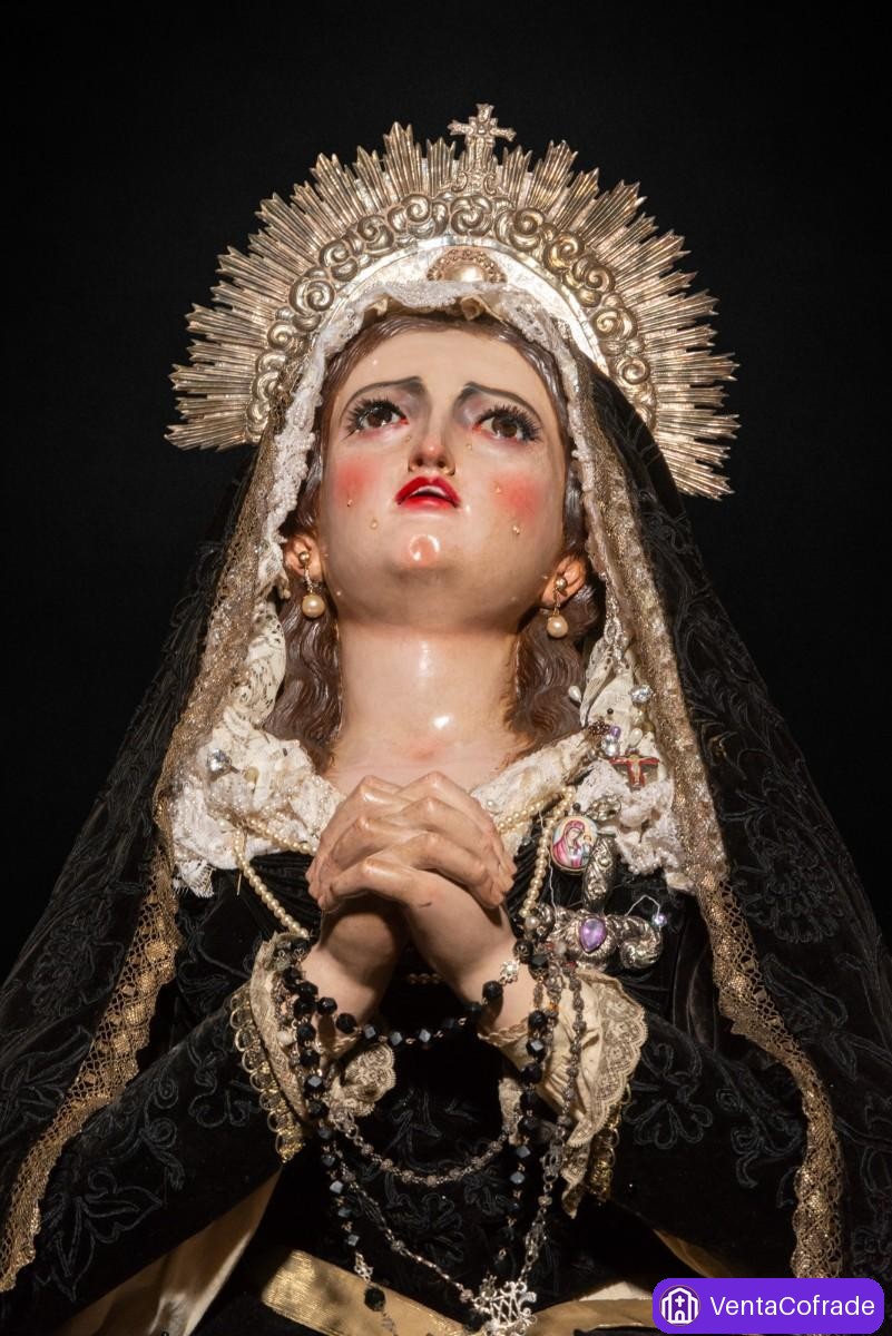 Virgen Dolorosa escuela andaluza, madera policromada con corona de plata s. XVIII y vitrina - foto 2