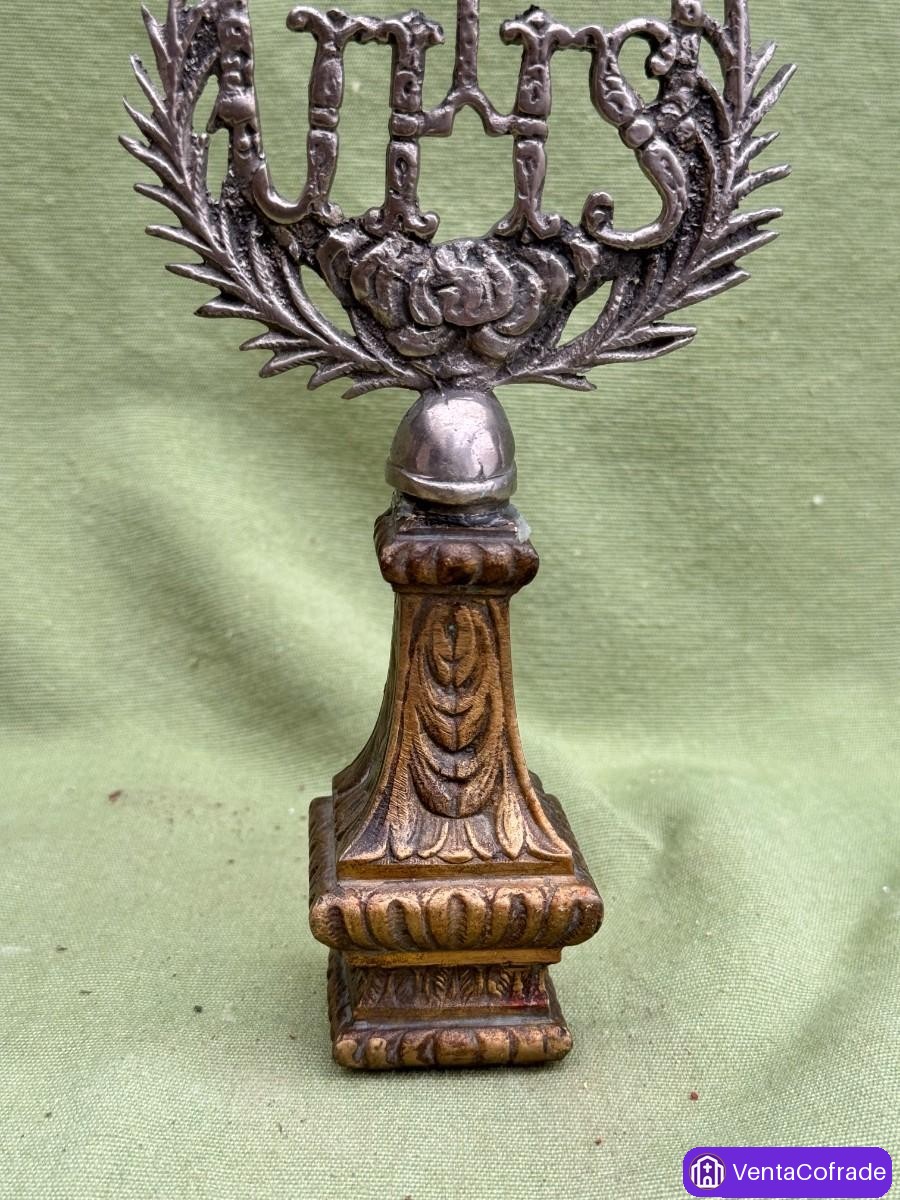Pareja de insignias devocionales en bronce con Niño Jesús y anagrama IHS, siglo XIX - foto 6